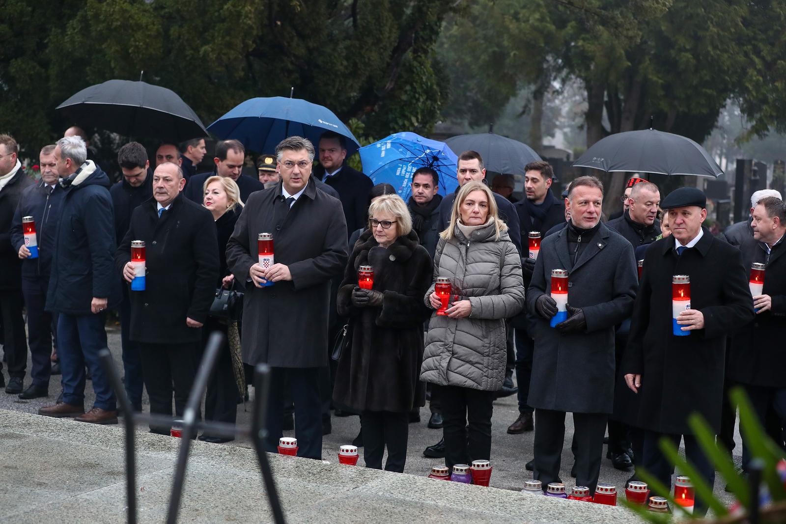 10.12.2023., Zagreb - Izaslanstvo HDZ-a polaze vijenac na groblju Mirogoj povodom 24. obljetnice smrti prvog hrvatskog predsjednika Franje Tudjmana. potpredsjednik Vlade i ministar branitelja Tomo Medved, predsjednik Vlade Andrej Plenkovic, Nevenka Tudjman, predsjednik Sabora Gordan Jandrokovic, potpredsjednik Vlade i ministar prostornoga uredjenja, graditeljstva i drzavne imovine Branko Bacic Photo: Matija Habljak/PIXSELL