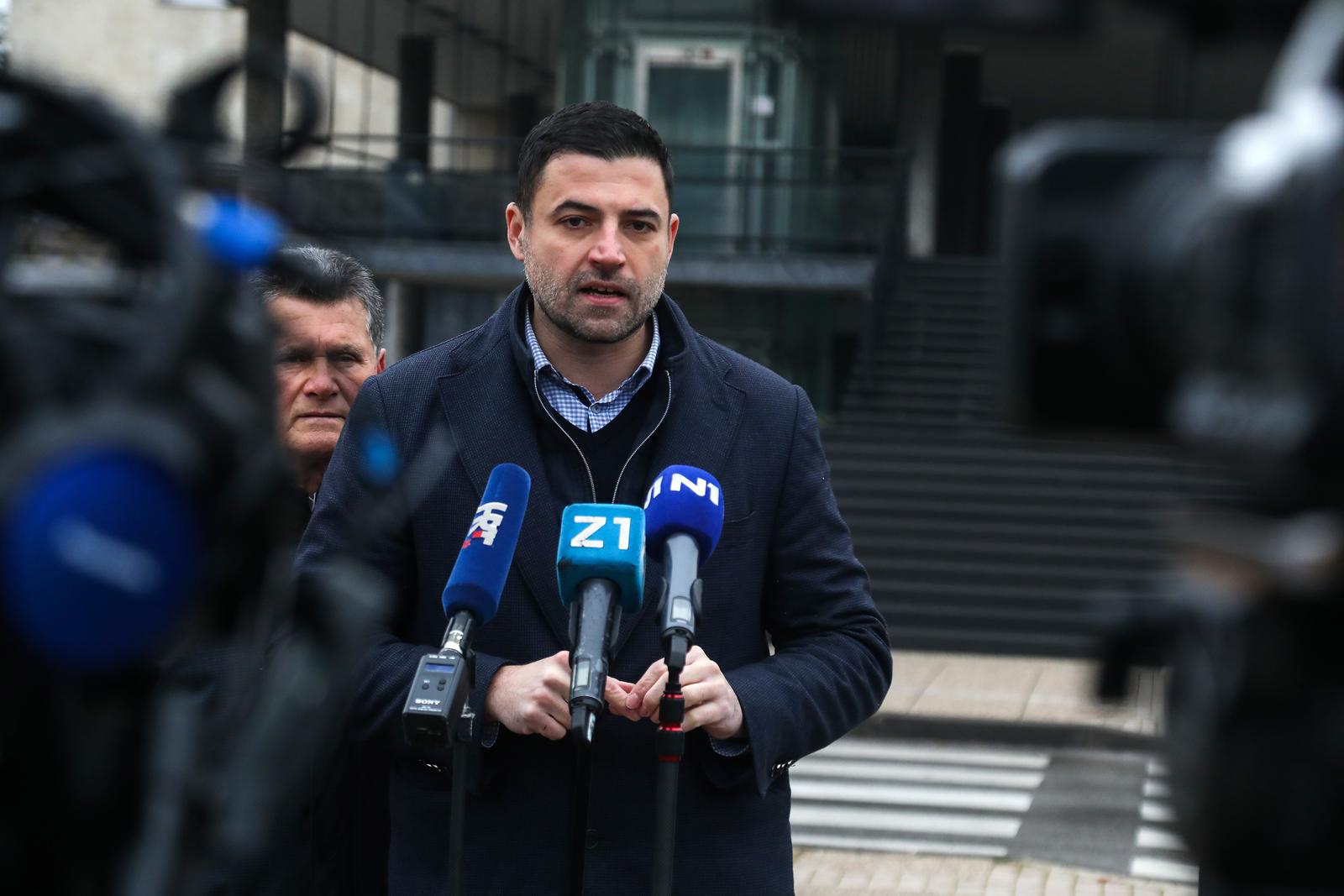 10.12.2023., Zagreb - Predsjednik Socijaldemokrata Grada Zagreba Davor Bernardic odrzao je konferenciju za medije ispred Gradskog poglavarstva na temu nepovoljnog zaduzenja Grada Zagreba Photo: Zeljko Hladika/PIXSELL