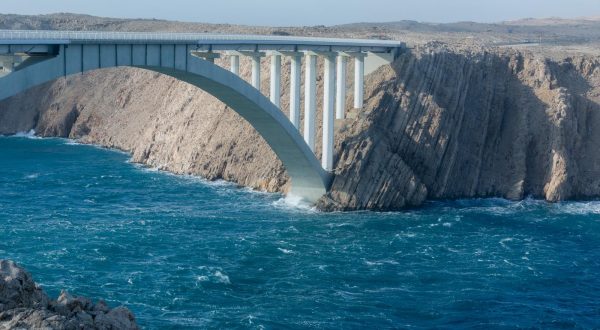 11.01.2022., Pag - Orkanska bura radi probleme u prometu s kopna na otok Pag Photo: Sime Zelic/PIXSELL