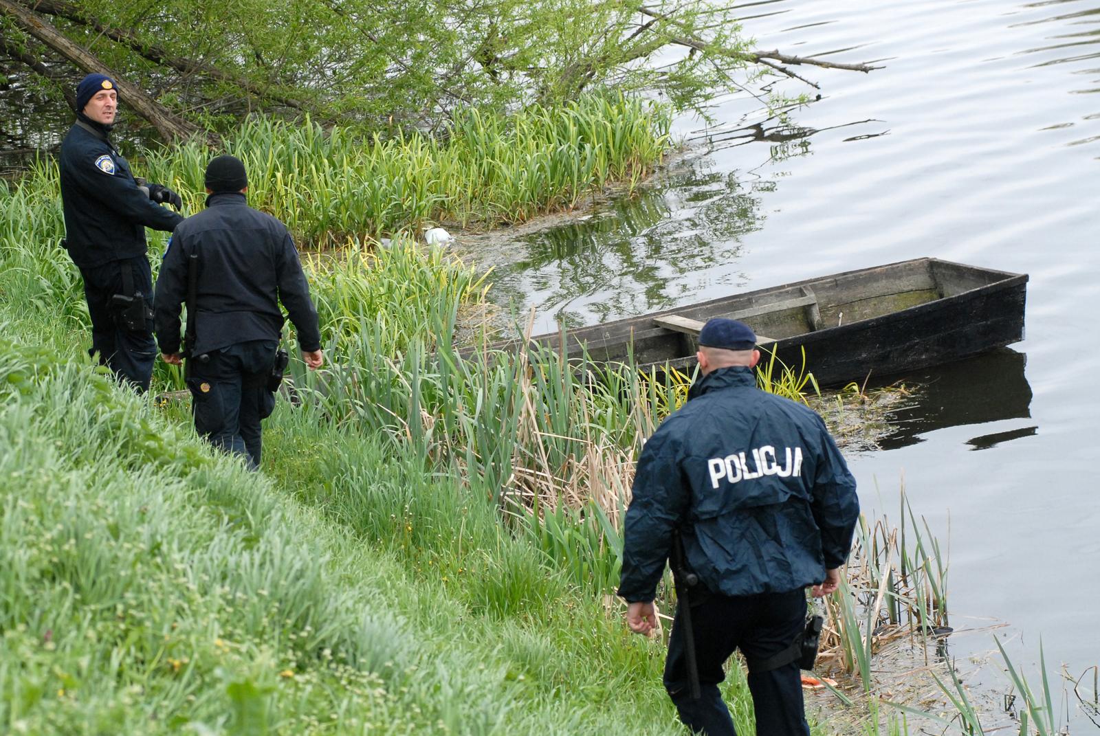 13.04.2011., Vinkovci - Policija pokrenula veliku potragu uz Bosut za nestalim srednjoskolcem Lukom Rimcem. rPhoto: Goran Ferbezar/PIXSELL