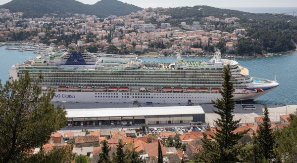 11.04.2023., Luka Gruz, Dubrovnik - Jutros je u grusku luku uplovio kruzer Azura britanske kompanije P&O Cruises, podruznice Carnival Corporationa.  Photo: Grgo Jelavic/PIXSELL