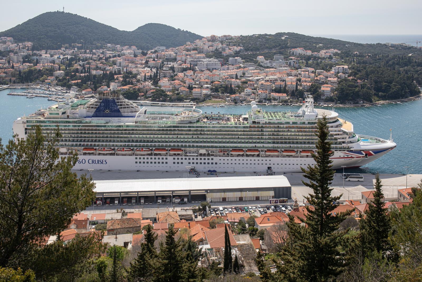 11.04.2023., Luka Gruz, Dubrovnik - Jutros je u grusku luku uplovio kruzer Azura britanske kompanije P&O Cruises, podruznice Carnival Corporationa.  Photo: Grgo Jelavic/PIXSELL