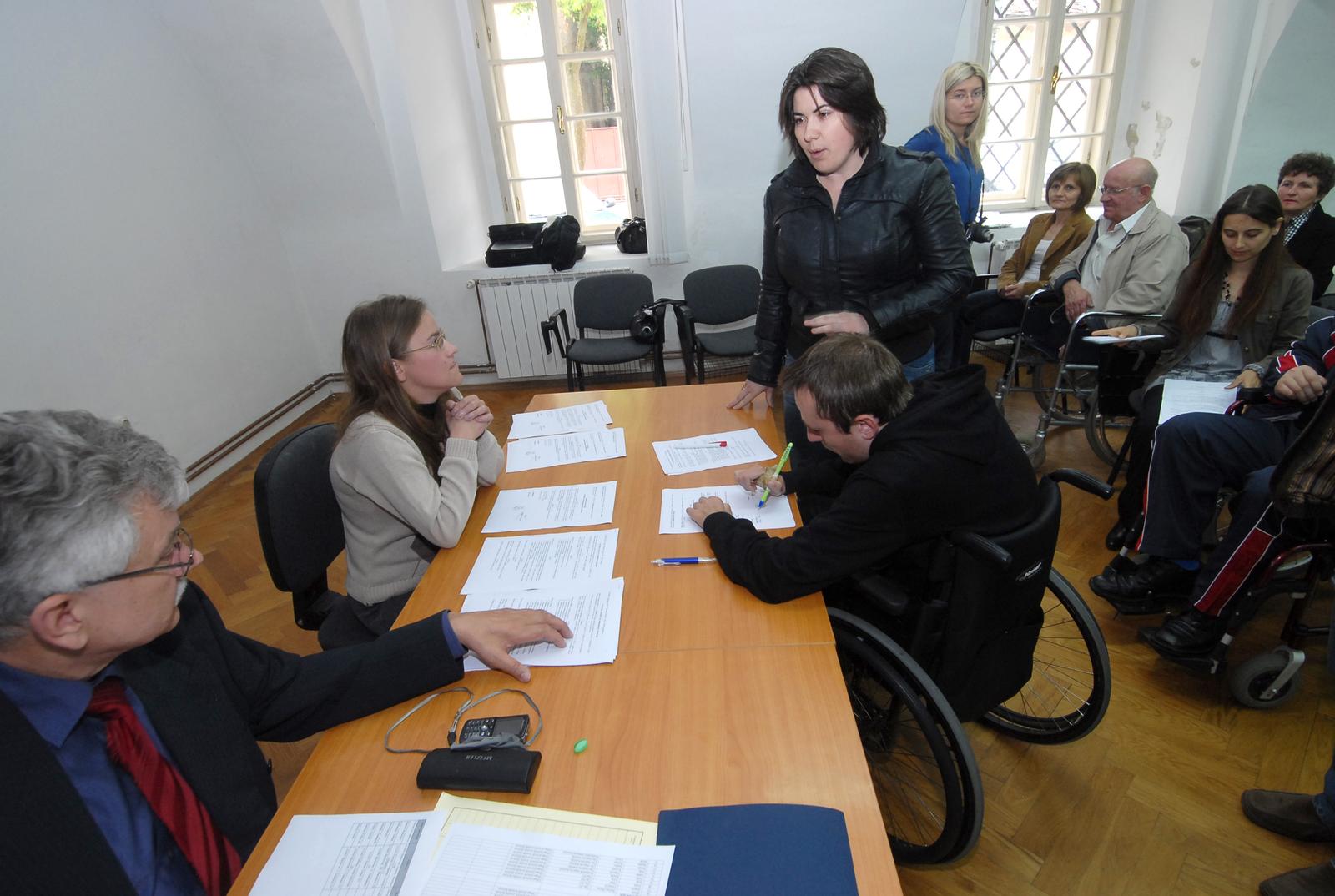 29.04.2012., Bjelovar - U Veleucilistu potpisani obnovljeni ugovori o radu s osobnim asistentima i ugovori o suradnji s korisnicima osobnih asistenata, a rijec je o provedbi jednogodisnjeg projekta osiguravanja osobnog asistenta za osobe s najtezom vrstom i stupnjem invaliditeta, a na podrucju Bjelovara sada se radi o 9 osobih asistenata i 9 korisnikarPhoto: Damir Spehar/PIXSELL