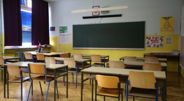 11.05.2020.,Sibenik - Odlukom Stozera za civilnu zastitu nakon mjesec i pol dana skole su otvorile svoja vrata.Odaziv ucenika je mali i ucionice su i dalje prazne. rPhoto: Dusko Jaramaz/PIXSELL
