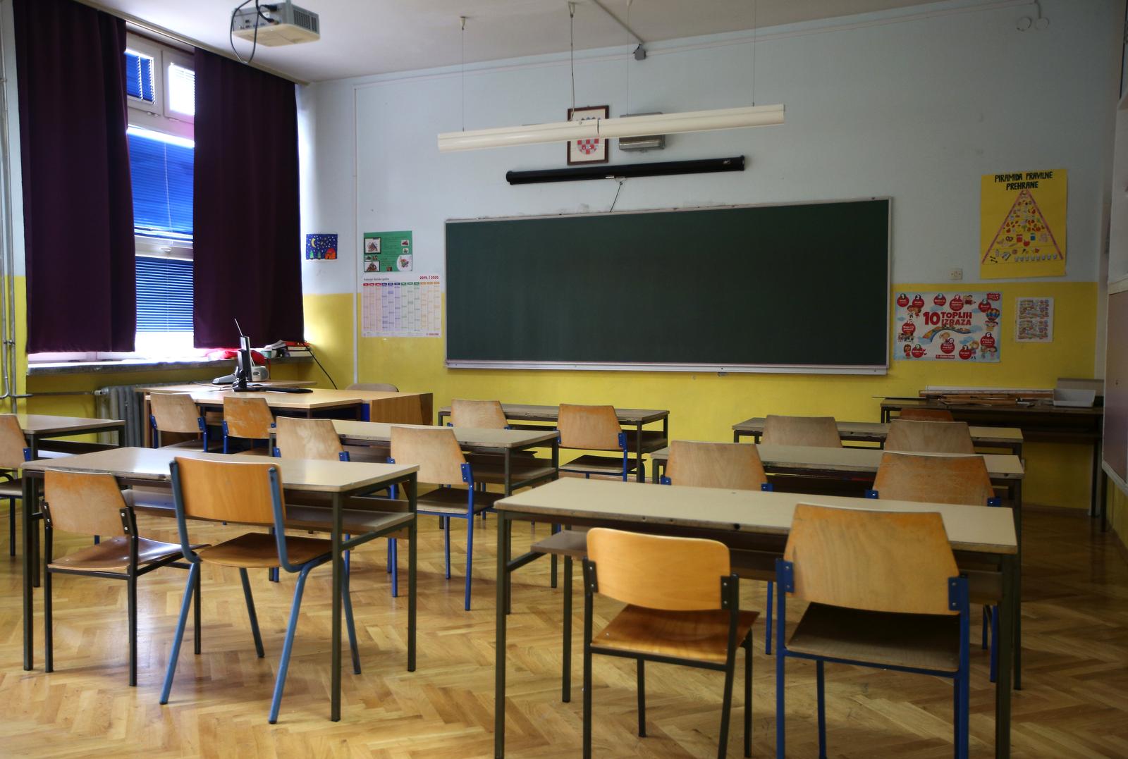11.05.2020.,Sibenik - Odlukom Stozera za civilnu zastitu nakon mjesec i pol dana skole su otvorile svoja vrata.Odaziv ucenika je mali i ucionice su i dalje prazne. rPhoto: Dusko Jaramaz/PIXSELL