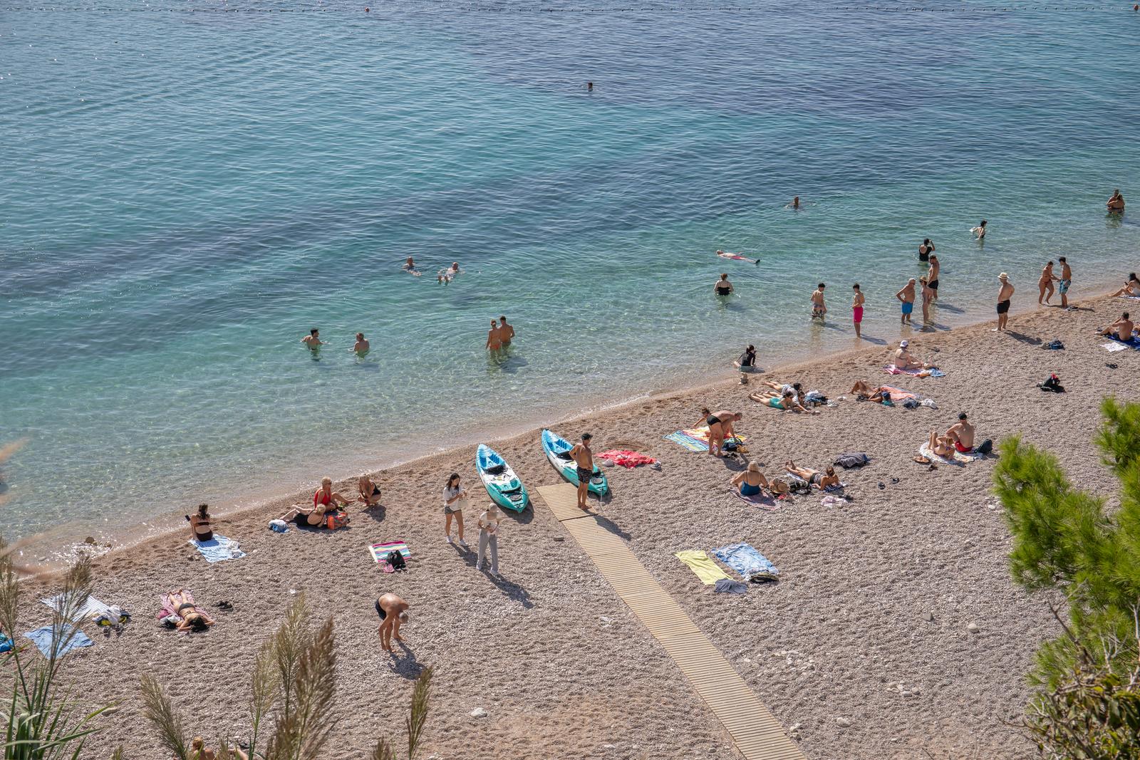 11.10.2023., Plaza Banje, Dubrovnik - Gradski kadrovi. U Dubrovniku prava ljetna atmosfera, visoke temperature i guzva. I temperatura mora je ljetna  pa mnogi jos uzivaju u kupanju.
Photo: Grgo Jelavic/PIXSELL Photo: Grgo Jelavic/PIXSELL