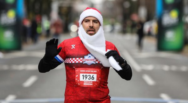 11.12.2022,Zagreb -  Advent Run 2022. utrka od 5 i 10 km startala je ispred hotela Westin. Ulazak u cilj pobjednika utrke i ostalih trkaca.
 Photo: Jurica Galoic/PIXSELL
