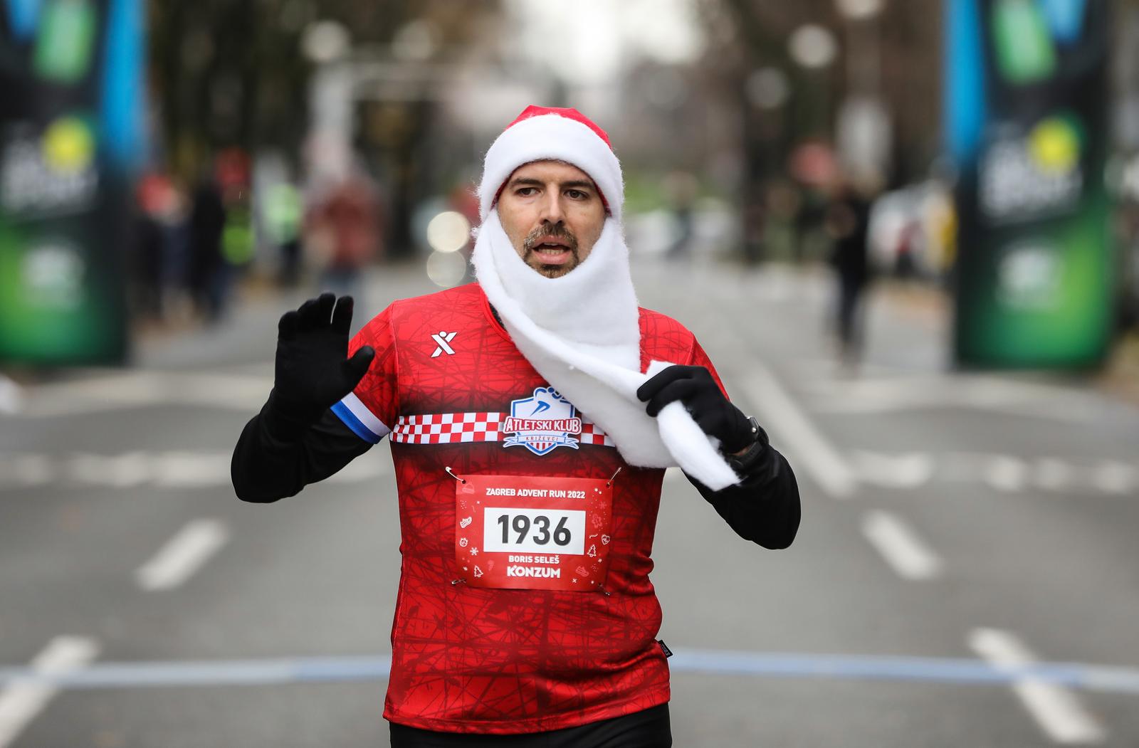 11.12.2022,Zagreb -  Advent Run 2022. utrka od 5 i 10 km startala je ispred hotela Westin. Ulazak u cilj pobjednika utrke i ostalih trkaca.
 Photo: Jurica Galoic/PIXSELL