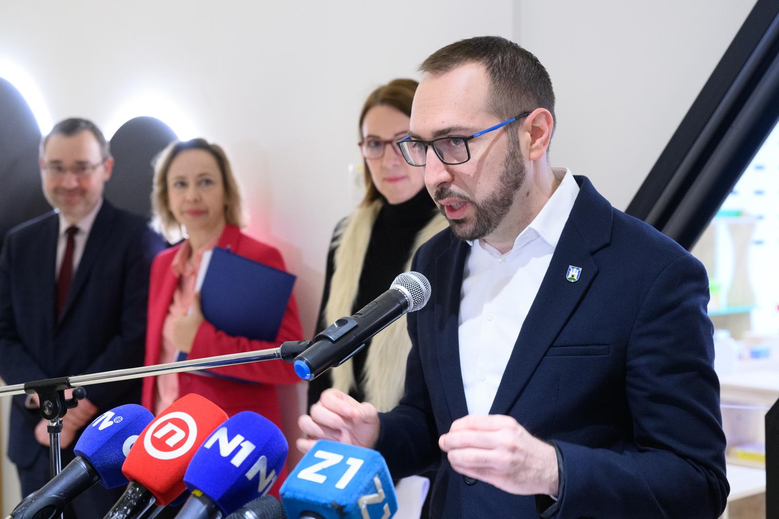 11.12.2023., Odranski Obrez, Zagreb - Gradonacelnik Grada Zagreba Tomislav Tomasevic  i zamjenici gradonacelnika Danijela Dolenec i Luka Korlaet otvorili su novi djecji vrtic u Odranskom Obrezu. Ovaj vrtic djelovat ce kao podrucni objekt Djecjeg vrtica Botinec , kapaciteta oko 50 djece u tri odgojne skupine. Tomislav Tomasevic.
 Photo: Davor Puklavec/PIXSELL