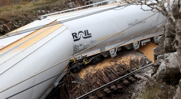 11.12.2023., Rijeka - Izmedju kolodvora Meja i Škrljevo jutros u 8:49 došlo je do sudara teretnog vlaka prijevoznika Rail Cargo Carrier - Croati i pružnog vozila TMD HŽ Infrastrukture, a prema prvim informacijama, ozlijeđenih nema. Photo: Nel Pavletic/PIXSELL