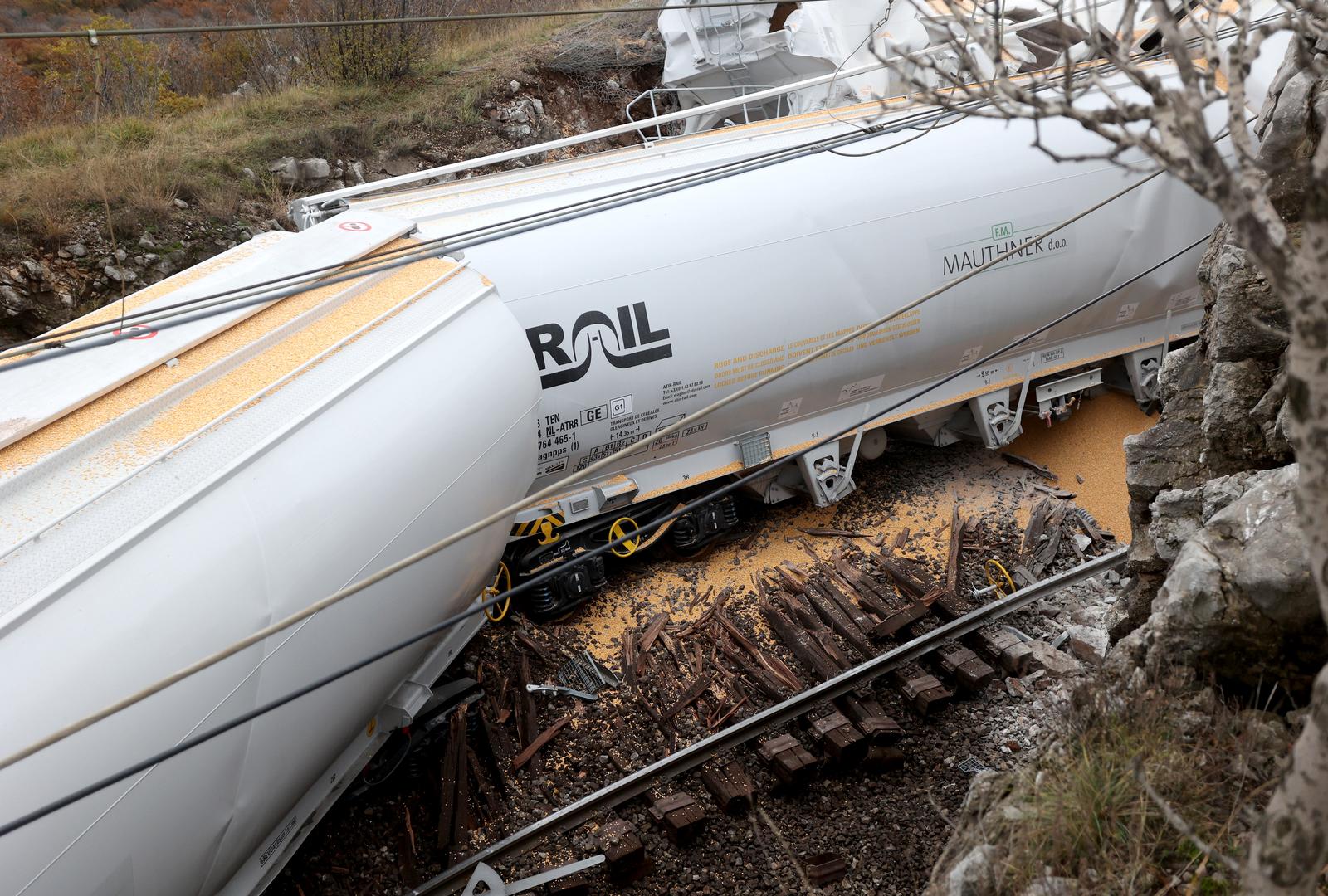 11.12.2023., Rijeka - Izmedju kolodvora Meja i Škrljevo jutros u 8:49 došlo je do sudara teretnog vlaka prijevoznika Rail Cargo Carrier - Croati i pružnog vozila TMD HŽ Infrastrukture, a prema prvim informacijama, ozlijeđenih nema. Photo: Nel Pavletic/PIXSELL
