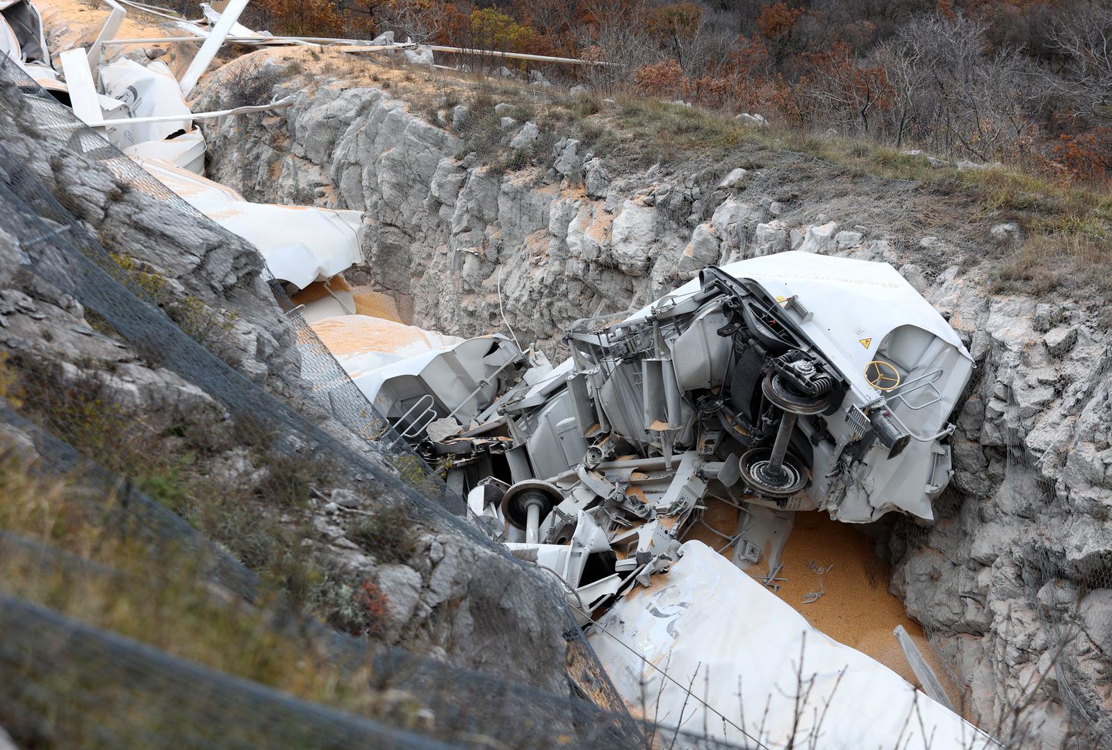 11.12.2023., Rijeka - Izmedju kolodvora Meja i Škrljevo jutros u 8:49 došlo je do sudara teretnog vlaka prijevoznika Rail Cargo Carrier - Croati i pružnog vozila TMD HŽ Infrastrukture, a prema prvim informacijama, ozlijeđenih nema. Photo: Nel Pavletic/PIXSELL