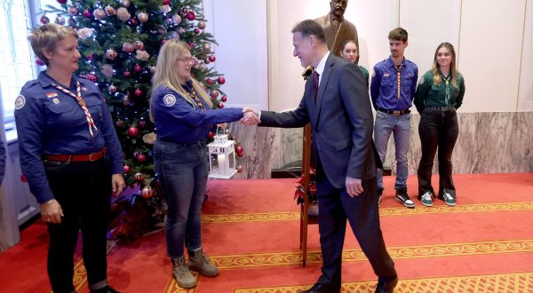 11.12.2023., Zagreb - Predsjednik Hrvatskog sabora Gordan Jandrokovic primio je danas Betlehemsko svjetlo mira od izaslanstva Saveza izvidjaca Hrvatske koje ga tradicionalno unosi u Hrvatski sabor.
 Photo: Patrik Macek/PIXSELL