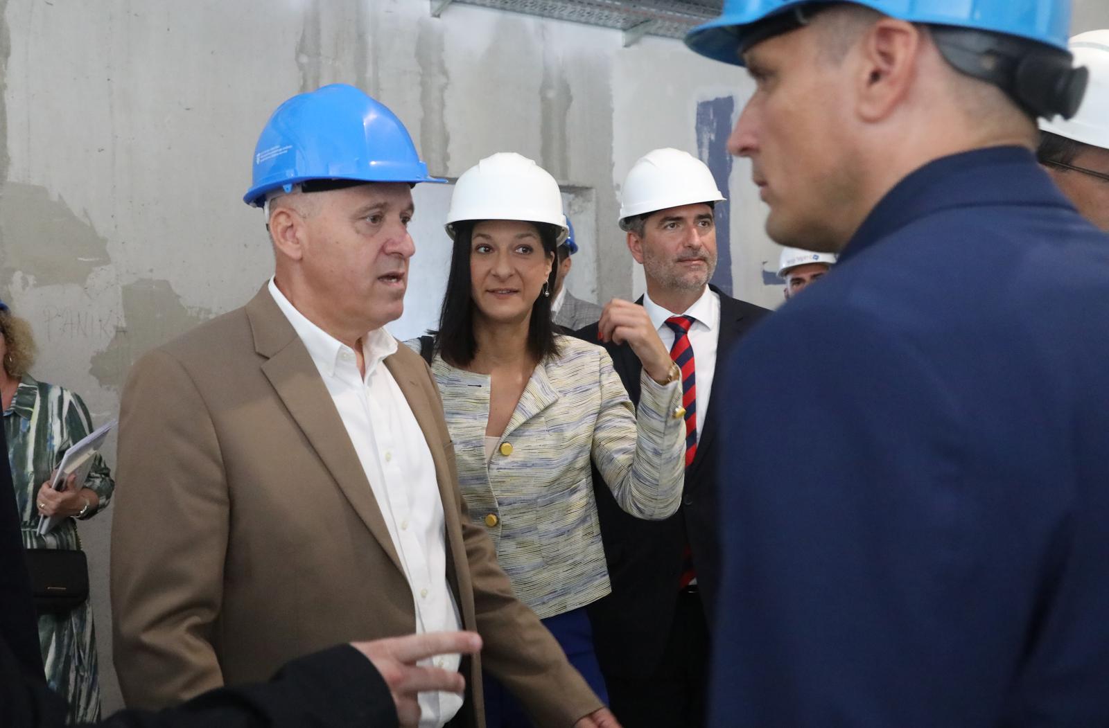 12.09.2023. Petrinja, Ivana Filipovica - gradiliste Prve osnovne skole koju je obisao veleposlanik Madjarske dr. Csaba Demcsak, ministar Branko Bacic, zupan sisacko-moslavacke zupanije Ivan Celjak, te gradonacelnica Magdalena Komes.   Photo: Edina Zuko/PIXSELL