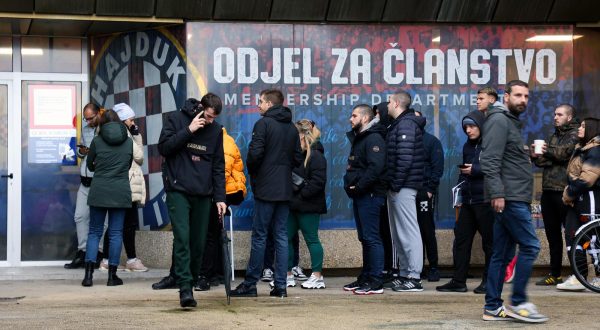 12.12.2023., Split - od 10 sati otvara se blagajna za prodaju karata utakmice Dinamo - Hajduk. Red za karte ceka se od 8 sati  i sve je duzi kako vrijeme odmice. Photo: Ivana Ivanovic/PIXSELL