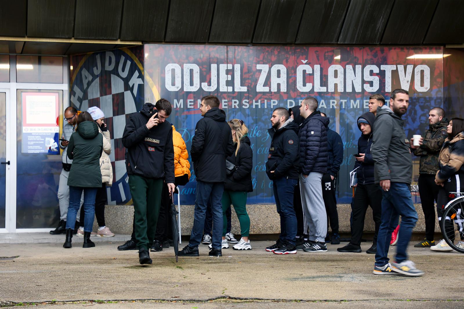 12.12.2023., Split - od 10 sati otvara se blagajna za prodaju karata utakmice Dinamo - Hajduk. Red za karte ceka se od 8 sati  i sve je duzi kako vrijeme odmice. Photo: Ivana Ivanovic/PIXSELL