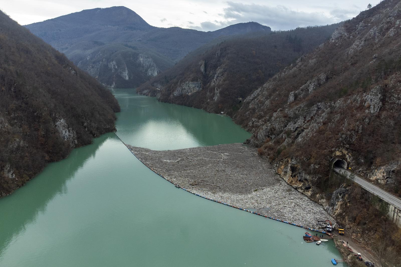 13.12.2023., Visegrad, Bosna i Hercegovina - Nakon 11 mjeseci ciscenja smeca sa Drine, ponovo se na rijeci skupilo vise od 6.000 metara kubnih smeca. Plasticne boce, autogume, burad, drvece, dijelovi automobila i jos mnogo razlicitog otpada, svakodnevno pluta na Drinskom jezeru kod Visegrada. Photo: Armin Durgut/PIXSELL