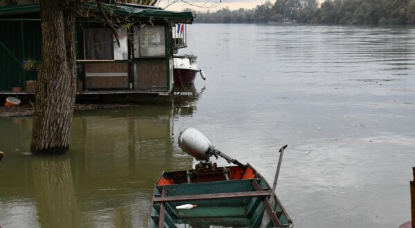 14.11.2023., Slavonski Brod - Splavarska ulica jedinstvena je u Hrvatskoj ciji stanovnici tijekom godine zive na vodi. Photo: Ivica Galovic/PIXSELL