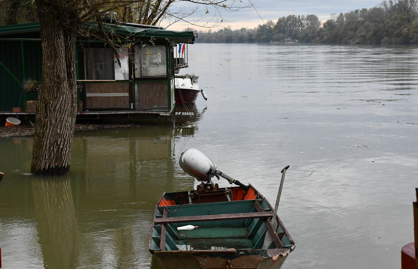 14.11.2023., Slavonski Brod - Splavarska ulica jedinstvena je u Hrvatskoj ciji stanovnici tijekom godine zive na vodi. Photo: Ivica Galovic/PIXSELL