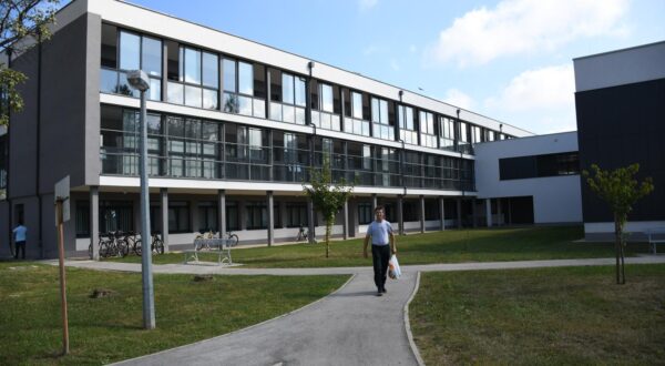15.09.2023., Koprivnica - Ministar regionalnog razvoja i fondova Europske unije Sime Erlic  u sluzbenom je posjetu Koprivnicko - krizevackoj zupaniji.. Obisao je  projekt Opce bolnice Dr. Tomislav Bardek. U pratnji su mu bili zupan Darko Moren i ravnatelj Opce bolnice Mato Devcic.  Photo: Damir Spehar/PIXSELL