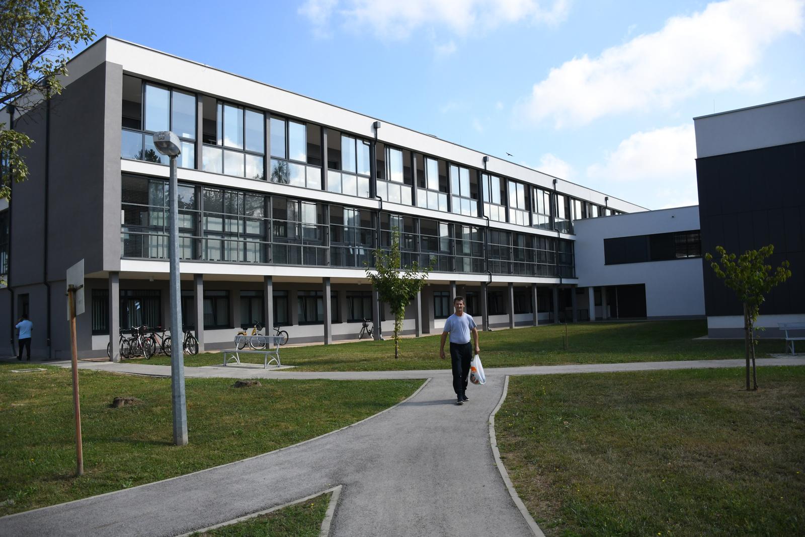 15.09.2023., Koprivnica - Ministar regionalnog razvoja i fondova Europske unije Sime Erlic  u sluzbenom je posjetu Koprivnicko - krizevackoj zupaniji.. Obisao je  projekt Opce bolnice Dr. Tomislav Bardek. U pratnji su mu bili zupan Darko Moren i ravnatelj Opce bolnice Mato Devcic.  Photo: Damir Spehar/PIXSELL