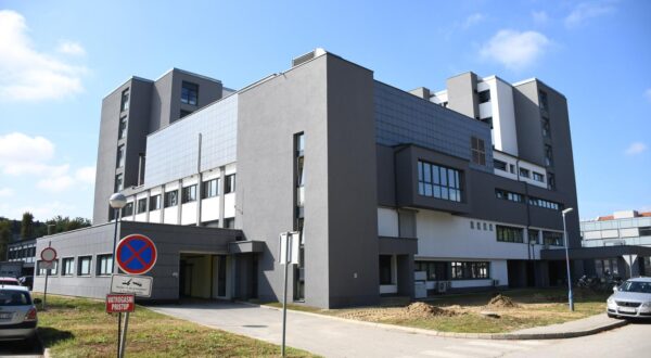 15.09.2023., Koprivnica - Ministar regionalnog razvoja i fondova Europske unije Sime Erlic  u sluzbenom je posjetu Koprivnicko - krizevackoj zupaniji.. Obisao je  projekt Opce bolnice Dr. Tomislav Bardek. U pratnji su mu bili zupan Darko Moren i ravnatelj Opce bolnice Mato Devcic.  Photo: Damir Spehar/PIXSELL