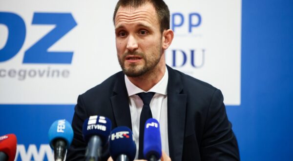 15.12.2023., Mostar, Bosna i Hercegovina - Ministar regionalnog razvoja i fondova Europske unije u Vladi Republike Hrvatske Sime Erlic i predsjednik Hrvatskog narodnog sabora BiH Dragan Covic odrzali sastanak u Domu HDZ BiH, nakon cega su odrzali konferenciju za medije.   Photo: Denis Kapetanovic/PIXSELL