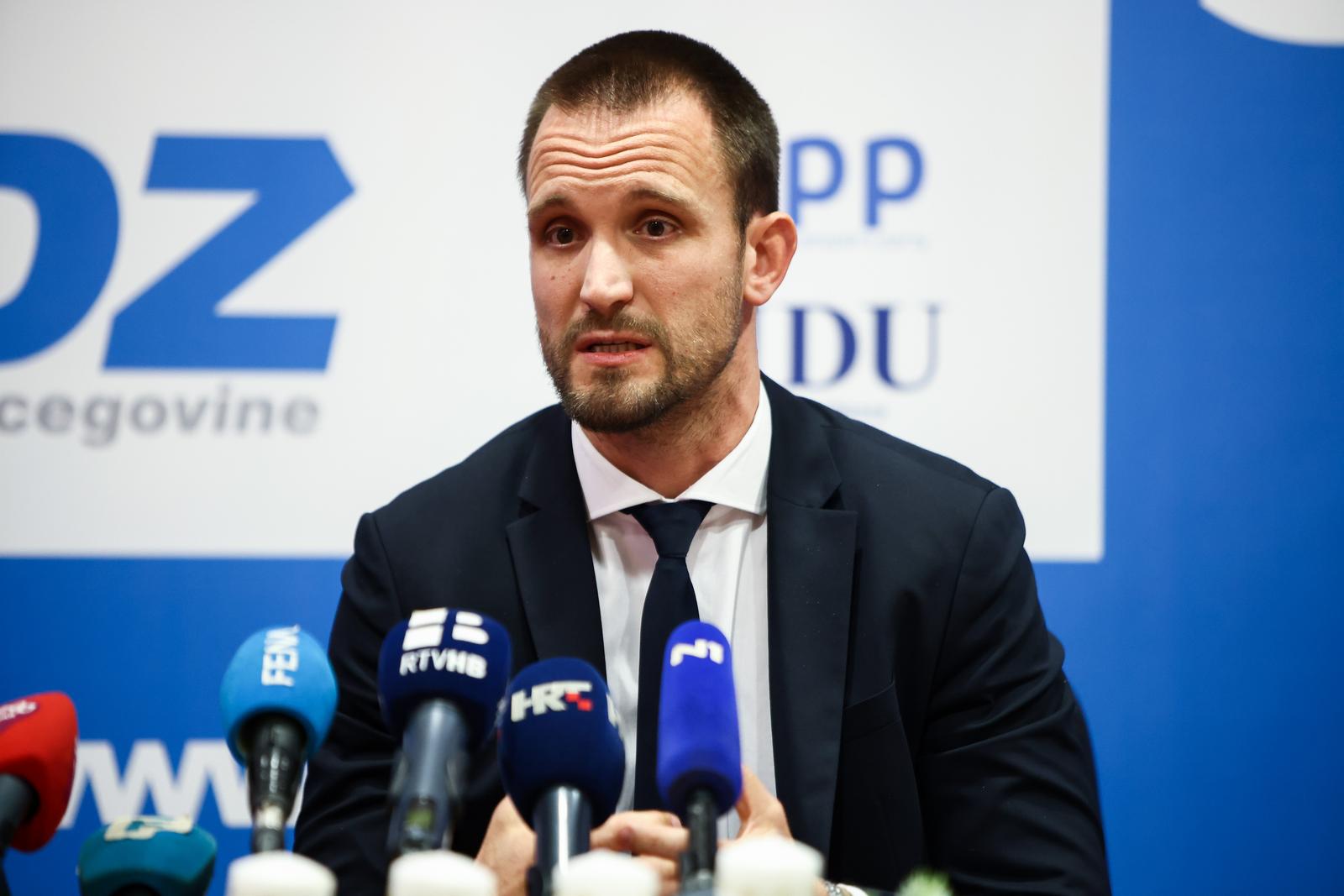 15.12.2023., Mostar, Bosna i Hercegovina - Ministar regionalnog razvoja i fondova Europske unije u Vladi Republike Hrvatske Sime Erlic i predsjednik Hrvatskog narodnog sabora BiH Dragan Covic odrzali sastanak u Domu HDZ BiH, nakon cega su odrzali konferenciju za medije.   Photo: Denis Kapetanovic/PIXSELL