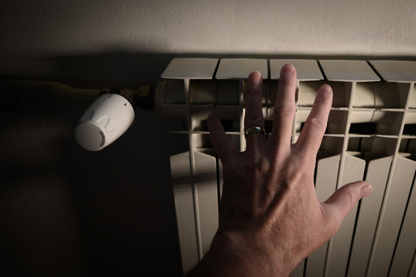 16.10.2023., Zagreb - Naglim padom temperature koja je u dva dana pala sa skoro 30 stupnjava na jutrosnjih 3, pocela je sezona gijanja. Oni koji se griju preko toplana morati ce se strpiti jos tri dana koliko ce trajati uspostava isporuke toplinske energije, dok oni koji se griju na plin vec mogu uzivati u toplim stanovima. Termostat na radijatoru. Photo: Davor Puklavec/PIXSELL