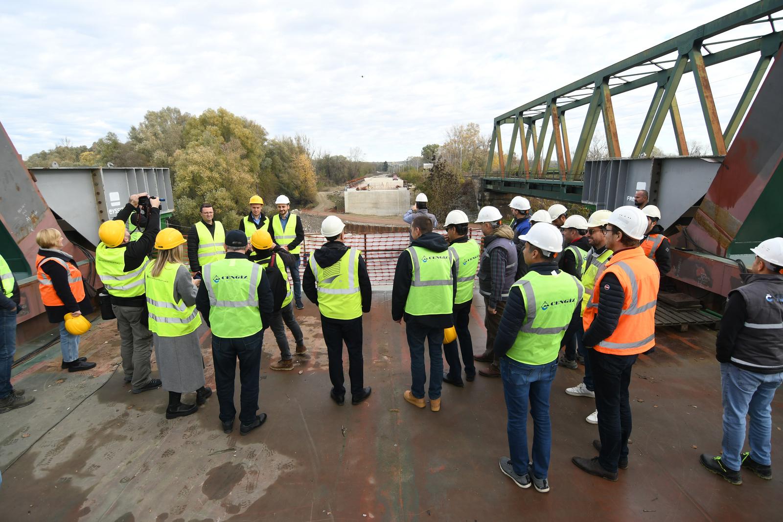 16.11.2023.,  Botovo - Obilazak radova na projektu 'Rekonstrukcija postojeceg i izgradnja drugog kolosjeka zeljeznicke pruge na dionici Krizevci - Koprivnica - drzavna granica' - naguravanje mosta Drava. U tijeku su radovi naguravanja mosta iznad  rijeke Drave, a rijec je o najskupljem projektu u HR, vrijednijem i od Peljeskog mosta.  Photo: Damir Spehar/PIXSELL