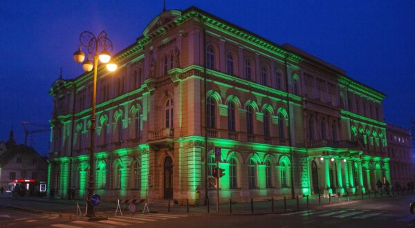 17.03.2022., Varazdin - Zgrada Hrvatskog narodnog kazalista osvijetljena je zelenom bojom povodom obiljezavanja dana svetog Patrika, a u sklopu Global Greening projekta. Photo: Branko Tezak/PIXSELL