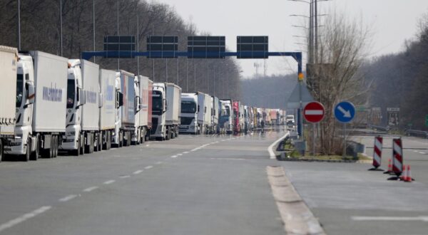 18, March, 2020, Batrovci - Border crossing point between Serbia and Croatia, Batrovci during a state of emergency throughout Serbia. Column of trucks at the border waiting to enter Croatia. Photo: Antonio Ahel/ATAImagesrr18, mart, 2020, Batrovci - Granicni prelaz izmedju Srbije i Hrvatske, Batrovci tokom vanrednog stanja na celoj teritoriji Srbije. Foto: Antonio Ahel/ATAImagesr