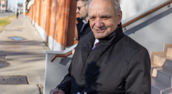 18.12.2023., Osijek - Branimir Glavas sazvao konferenciju za medije ispred zgrade PU osjecko baranjske zupanije prije ulaska na razgovor jer ga Vladimir Seks tereti za kazneno djelo prijetnja ubojstvom. Photo: Davor Javorovic/PIXSELL