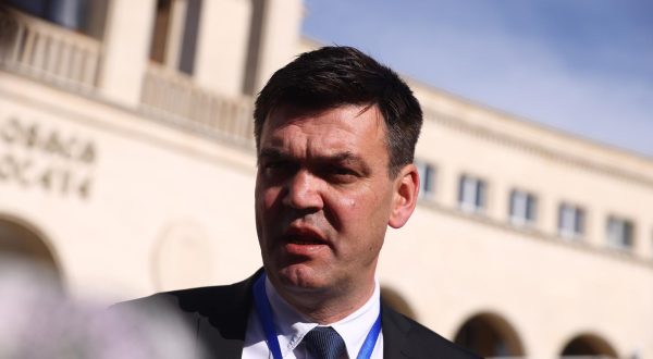19.02.2022., Mostar - Prije pocetka izvanrednog zasjedanja Hrvatskog narodnog sabora BiH, Predsjednistvo HNS-a polozilo je vijence i zapalilo svijece kod spomen obiljezja poginulim braniteljima ispred Hrvatskog doma herceg Stjepan Kosace, nakon cega se medijima obratio predsjednik HNS-a Dragan Covic.  Photo: Denis Kapetanovic/PIXSELL