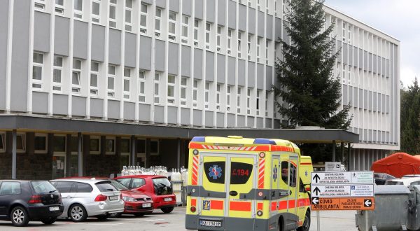 19.04.2021.,  Karlovac - Zbog reduciranja hladnog pogona u  Opcu bolnicu Karlovac od danas se primaju hitni slucajevi i onkoloski bolesnici. Covid odjel Opce bolnice vec tjednima je prenapucen pacijentima koji svakodnevno u velikom broju pristizu.rPhoto: Kristina Stedul Fabac/PIXSELL