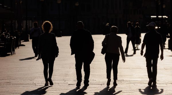 17.10.2022., Rijeka - Siluete gradjana tijekom setnje po Korzu. Photo: Nel Pavletic/PIXSELL