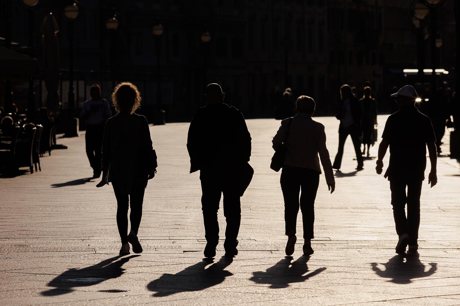17.10.2022., Rijeka - Siluete gradjana tijekom setnje po Korzu. Photo: Nel Pavletic/PIXSELL