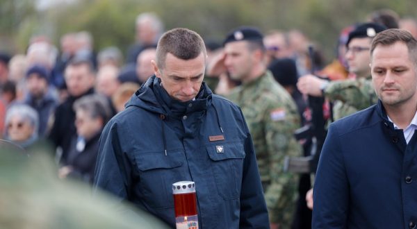 19.11.2023., Vukovar - Udruga roditelja i obitelji zarobljenih i nasilno odvedenih hrvatskih branitelja "Vukovarske majke" organizirala je prigodni program i polaganje vijenaca ispred ostataka negdasnje ratne bolnice i sklonista Borovo commerca. Potom je kolona sjecanja krenula Kriznim putem od Ulice Blage Zadre, Trpinjskom cestom do crkve Gospe Fatimske. Ivan Penava. Photo: Borna Jaksic/PIXSELL