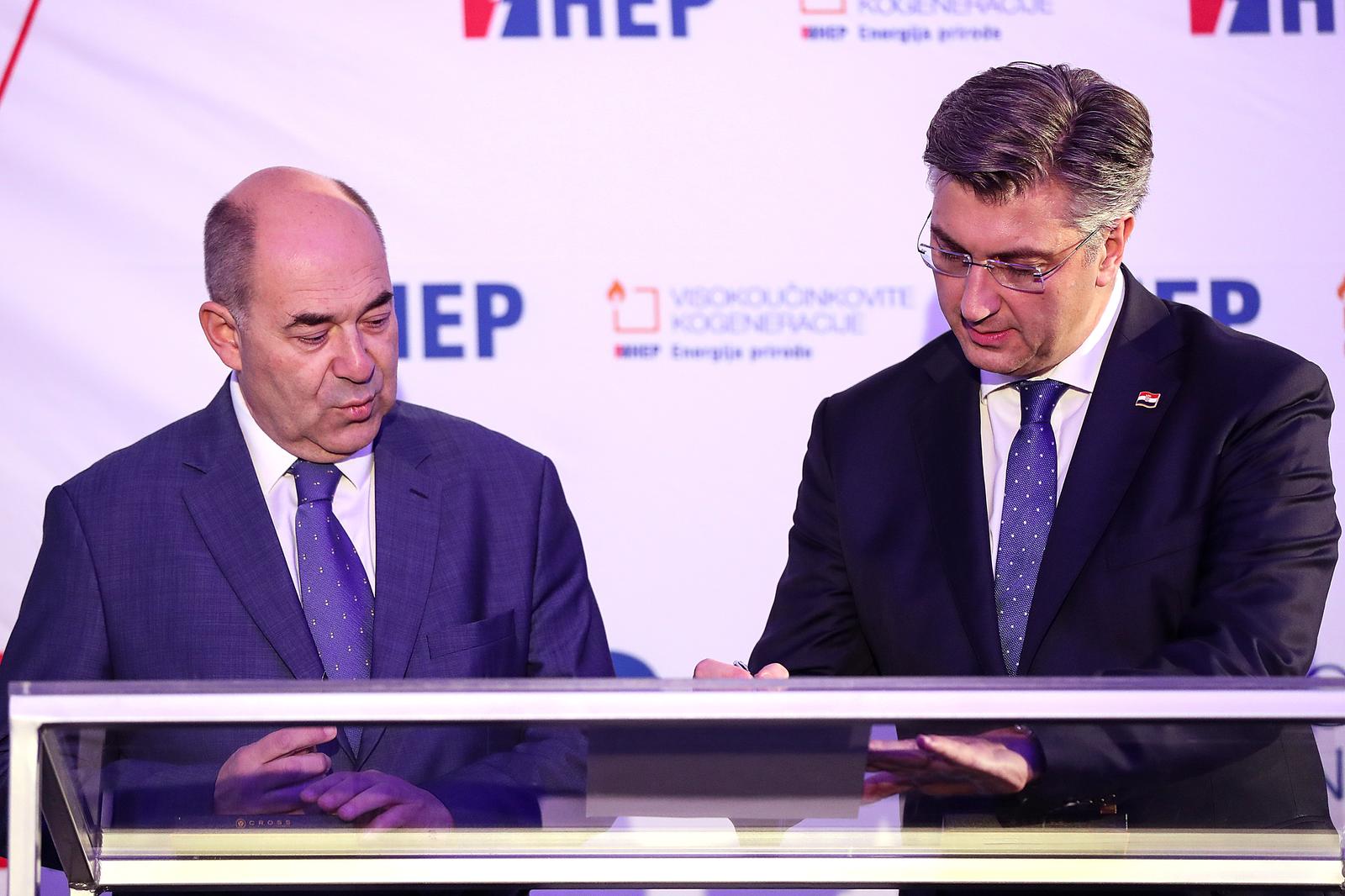 19.12.2019., Zagreb - Svecano otvorenje glavnih radova na izgradnji kombi-kogeneracijskog bloka u Elektrani-toplani-Zagreb prisustvovao je i Predsjednik Vlade Andrej Plenkovic, te predsjednik Uprave HEP-a Frane Barbaric s kojim je potpisao povelju i postavio kamen temeljac. rPhoto: Goran Stanzl/PIXSELL