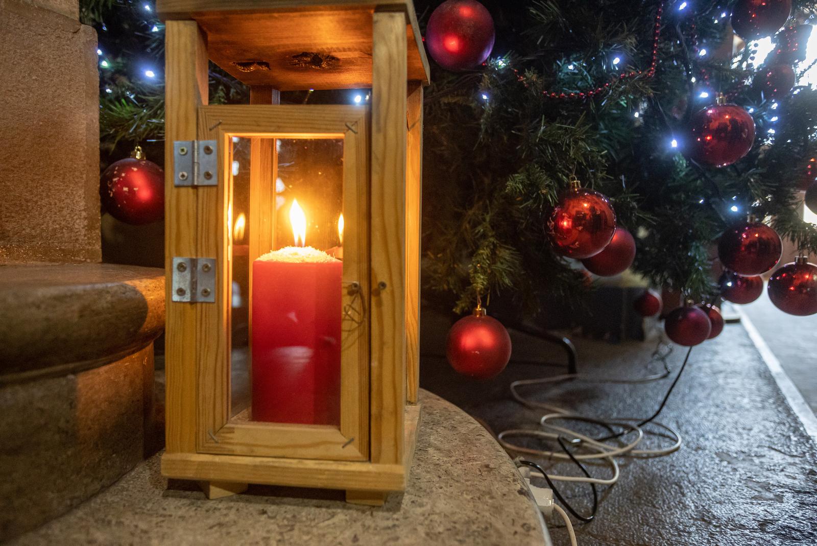 19.12.2022., Osijek - Izaslanstvo Saveza izviđaca Osjecko-baranjske zupanije donose Betlehemsko svjetlo u zgradu Zupanije. Dozupan Josip Miletic primio je svjetlo i zapalio svijecu koja ce gorjeti pod borom u zgradi OBZ. Photo: Davor Javorovic/PIXSELL