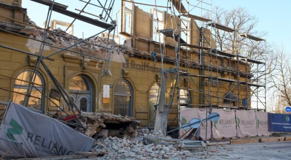 19.12.2023.,Sisak - Oko 14,40 odlomio se dio zida Tuskanove kuce na kojoj su u tijeku radovi sanacije ovog objekta ostecenog u potresu. Premanesluzbenim, ozlijedjena su dva radnika koja su se u trenutku nesrece nalazili u neposrednoj blizini. Photo: Nikola Cutuk/PIXSELL