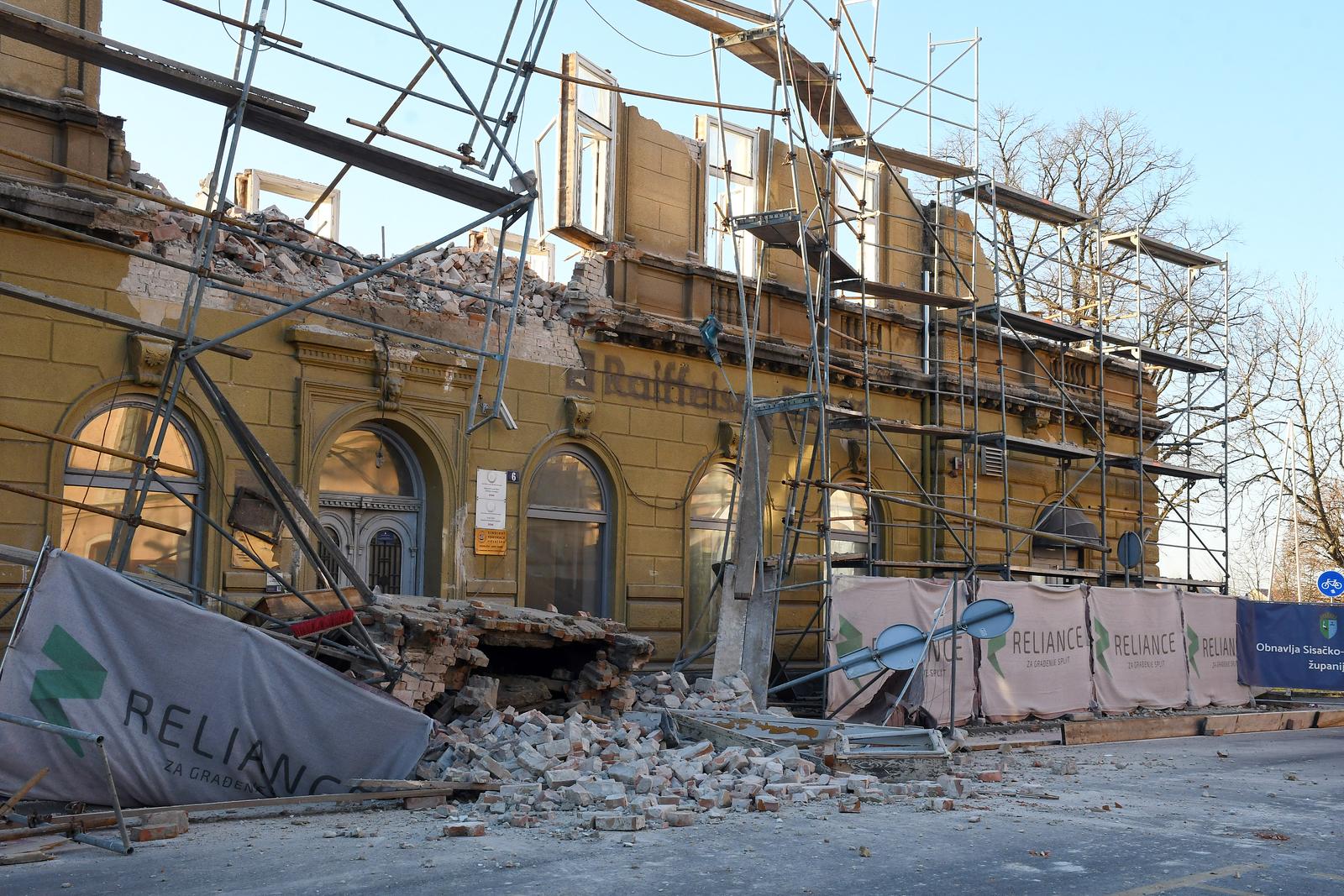 19.12.2023.,Sisak - Oko 14,40 odlomio se dio zida Tuskanove kuce na kojoj su u tijeku radovi sanacije ovog objekta ostecenog u potresu. Premanesluzbenim, ozlijedjena su dva radnika koja su se u trenutku nesrece nalazili u neposrednoj blizini. Photo: Nikola Cutuk/PIXSELL