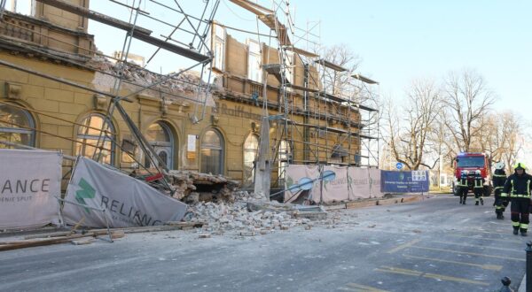 19.12.2023.,Sisak - Oko 14,40 odlomio se dio zida Tuskanove kuce na kojoj su u tijeku radovi sanacije ovog objekta ostecenog u potresu. Premanesluzbenim, ozlijedjena su dva radnika koja su se u trenutku nesrece nalazili u neposrednoj blizini. Photo: Nikola Cutuk/PIXSELL