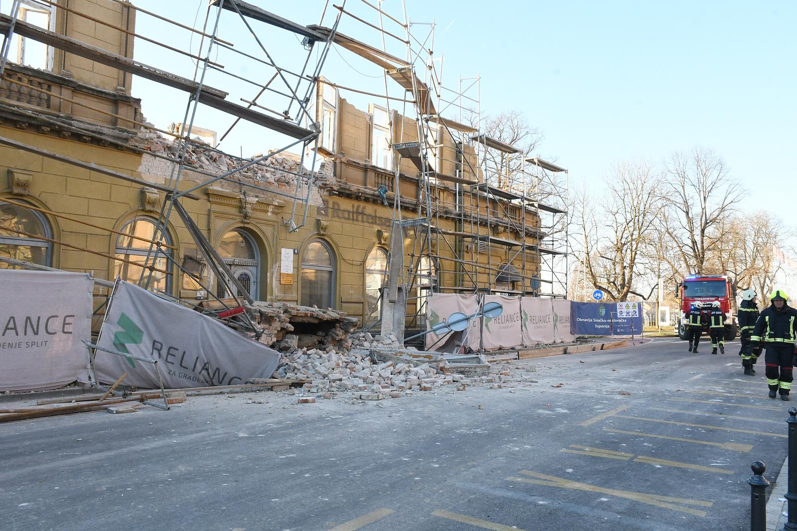 19.12.2023.,Sisak - Oko 14,40 odlomio se dio zida Tuskanove kuce na kojoj su u tijeku radovi sanacije ovog objekta ostecenog u potresu. Premanesluzbenim, ozlijedjena su dva radnika koja su se u trenutku nesrece nalazili u neposrednoj blizini. Photo: Nikola Cutuk/PIXSELL