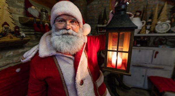 19.12.2023., Cepin - Djeda Mraz i njegova baka docekuju veliki broj djece te ih obraduju sa poklonima. Zeljko i Zdenka Matagic u dvoristu svoje kuce su napravili kucu Djeda Mraza. Photo: Davor Javorovic/PIXSELL
