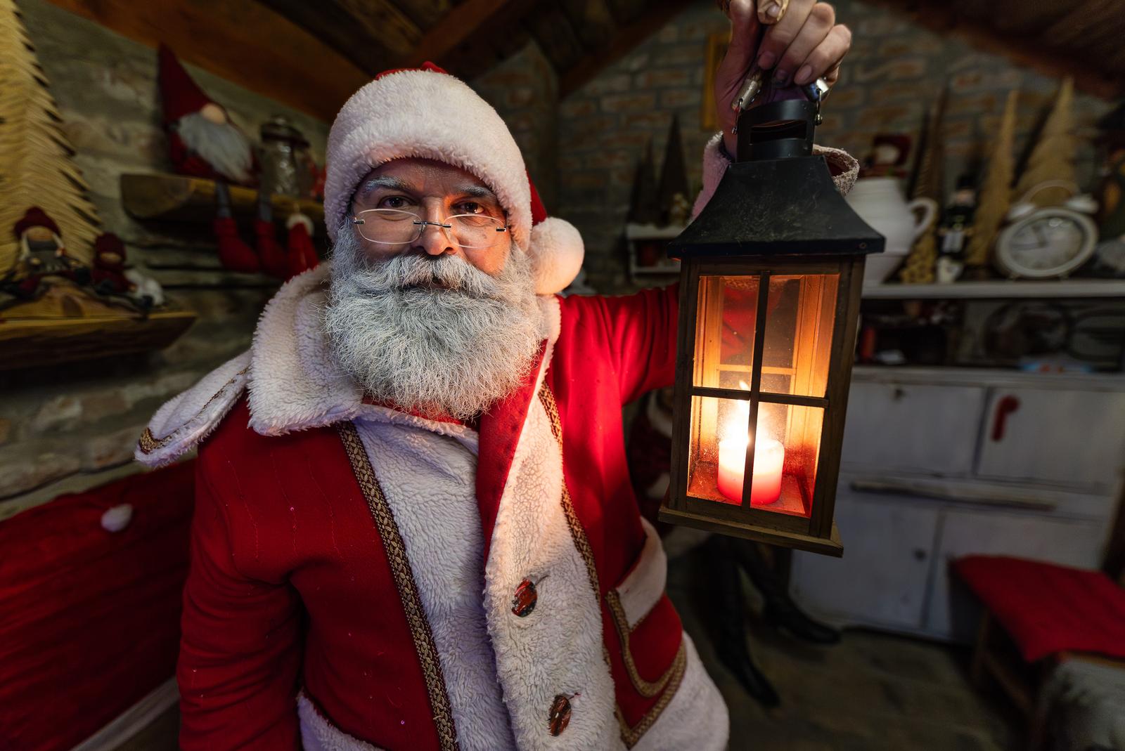 19.12.2023., Cepin - Djeda Mraz i njegova baka docekuju veliki broj djece te ih obraduju sa poklonima. Zeljko i Zdenka Matagic u dvoristu svoje kuce su napravili kucu Djeda Mraza. Photo: Davor Javorovic/PIXSELL