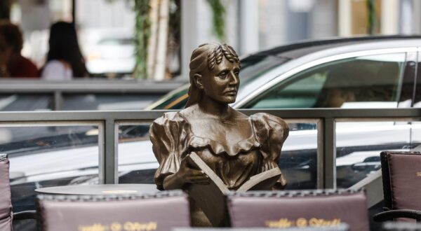 20.08.2022., Zagreb - Gunduliceva ulica, terasa kafica Verdi. Milka Trnina Sit&Meet – Staza hrvatskih velikana. Ispijanje kave u drustvu Nikole Tesle, Drazena Petrovica ili Rudjera Boskovica poslali su dio kulturne i turisticke ponude grada Zagreba. Trinaest interaktivnih skulptura hrvatskih velikana Slavoljuba Penkale, Ivana Mestrovica, Rudjera Boskovica, Marka Pola, Nikole Subica Zrinskog, Fausta Vrancica, Drazena Petrovica, Nikole Tesle, Andrije Mohorovicica, Milke Trnina, Marina Getaldica, Ivana Vucetica i Josipa Belusica postavljeno je na najpopularnija zagrebacka okupljalista i terase ugostiteljskih objekata. Cilj ovog projekta, kojeg podrzavaju Turisticka zajednica Grada Zagreba, Grad Zagreb, Ministarstvo turizma te Hrvatska turisticka zajednica, jest obogacivanje turisticke i kulturne ponude Zagreba te promocija hrvatske kulturne bastine i njezinih velikana, koji su zaduzili svijet. Photo: Sanjin Strukic/PIXSELL