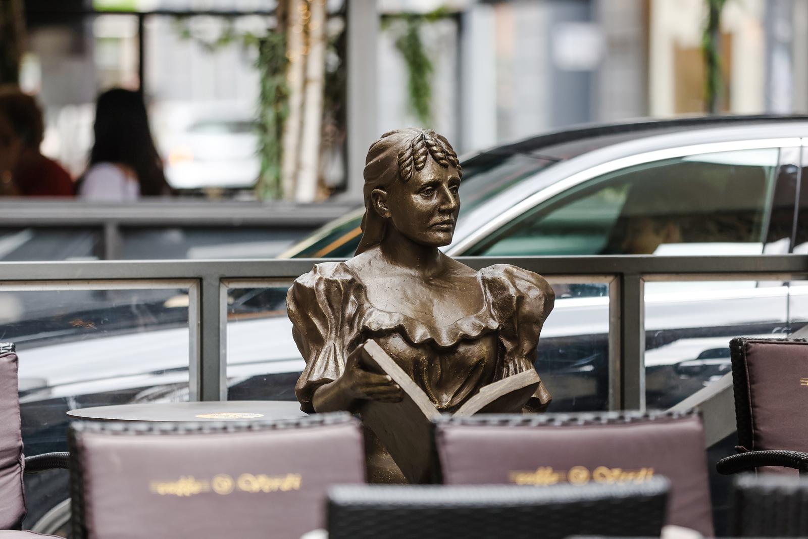 20.08.2022., Zagreb - Gunduliceva ulica, terasa kafica Verdi. Milka Trnina Sit&Meet – Staza hrvatskih velikana. Ispijanje kave u drustvu Nikole Tesle, Drazena Petrovica ili Rudjera Boskovica poslali su dio kulturne i turisticke ponude grada Zagreba. Trinaest interaktivnih skulptura hrvatskih velikana Slavoljuba Penkale, Ivana Mestrovica, Rudjera Boskovica, Marka Pola, Nikole Subica Zrinskog, Fausta Vrancica, Drazena Petrovica, Nikole Tesle, Andrije Mohorovicica, Milke Trnina, Marina Getaldica, Ivana Vucetica i Josipa Belusica postavljeno je na najpopularnija zagrebacka okupljalista i terase ugostiteljskih objekata. Cilj ovog projekta, kojeg podrzavaju Turisticka zajednica Grada Zagreba, Grad Zagreb, Ministarstvo turizma te Hrvatska turisticka zajednica, jest obogacivanje turisticke i kulturne ponude Zagreba te promocija hrvatske kulturne bastine i njezinih velikana, koji su zaduzili svijet. Photo: Sanjin Strukic/PIXSELL