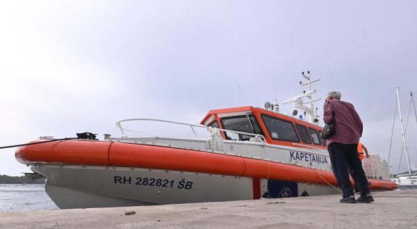 20.10.2023., Sibenik - U Kuci umjetnosti Arsen, odrzava je svecana prmopredaja pete od sest brzih brodica hitne pomorske medicinske sluzbe u Sibeniku. Na primopredaji su bili ministar zdravstva Vili Beros, drzavni tajnik Josip Bilaver, Zupan Marko Jelic, gradonacelnik Zeljko Buric i suradnici. 
 Photo: Dino Stanin/PIXSELL