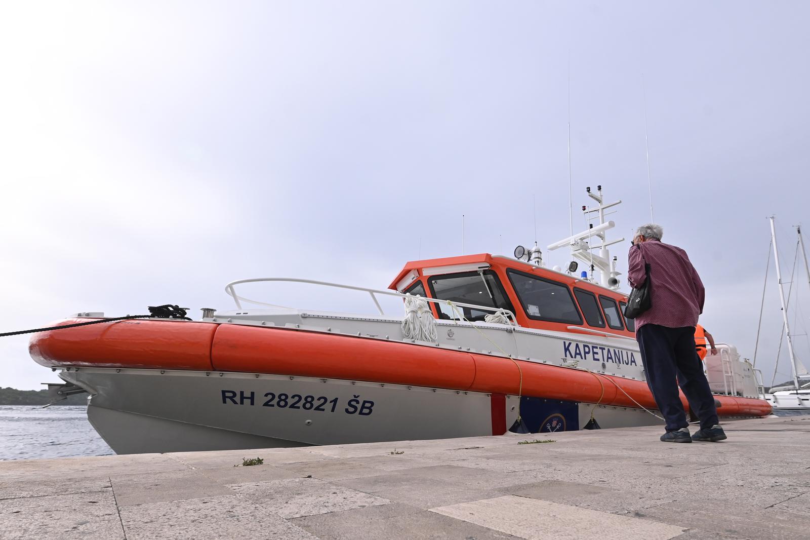 20.10.2023., Sibenik - U Kuci umjetnosti Arsen, odrzava je svecana prmopredaja pete od sest brzih brodica hitne pomorske medicinske sluzbe u Sibeniku. Na primopredaji su bili ministar zdravstva Vili Beros, drzavni tajnik Josip Bilaver, Zupan Marko Jelic, gradonacelnik Zeljko Buric i suradnici. 
 Photo: Dino Stanin/PIXSELL